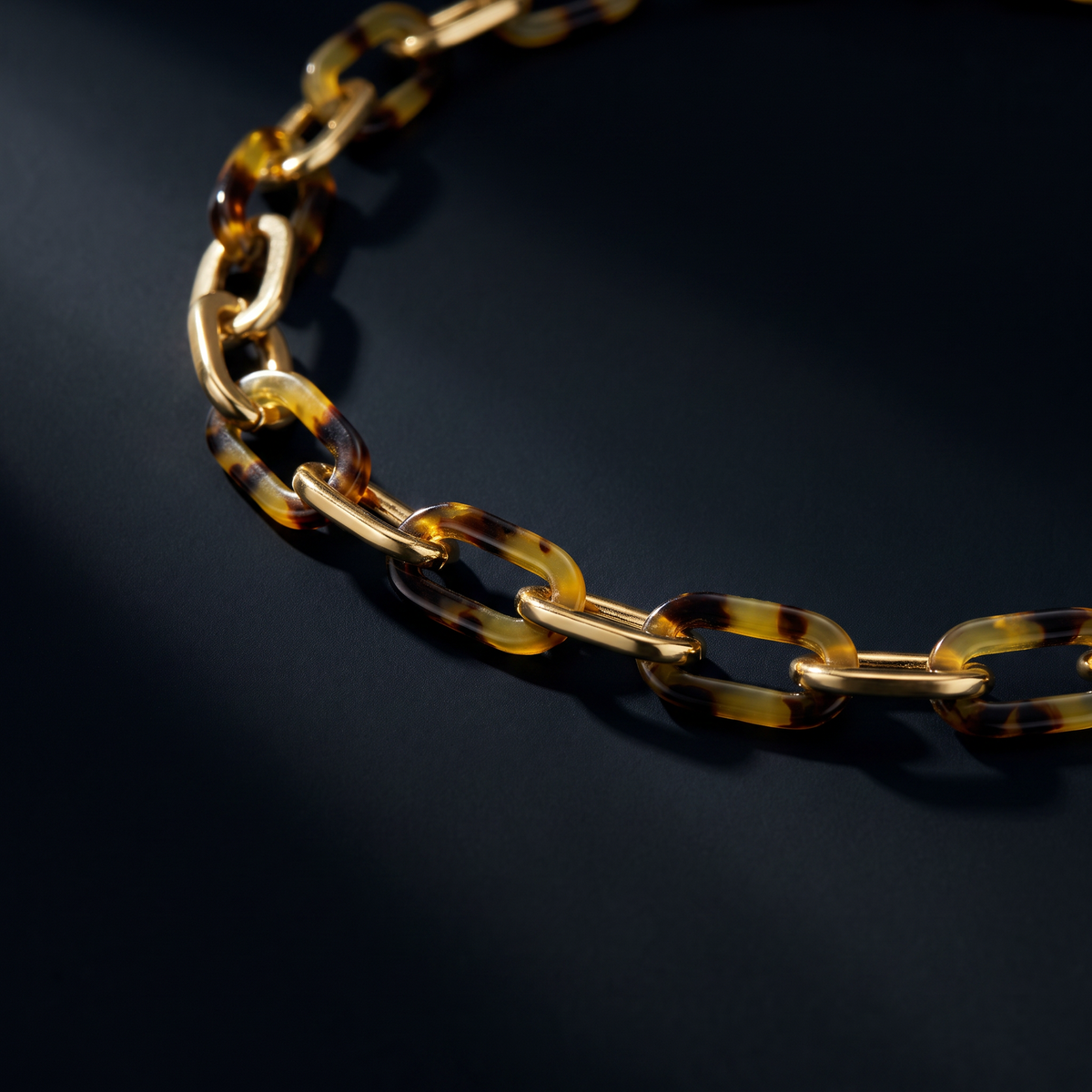 Collier à maillons doré façon écaille, motif en gros plan