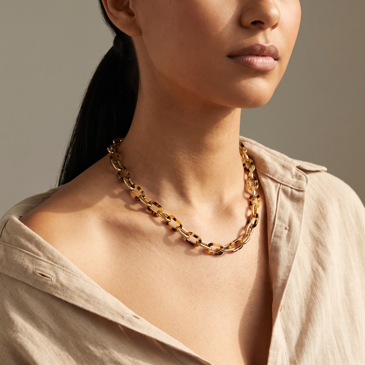 Collier à maillons doré façon écaille, porté mi-corps