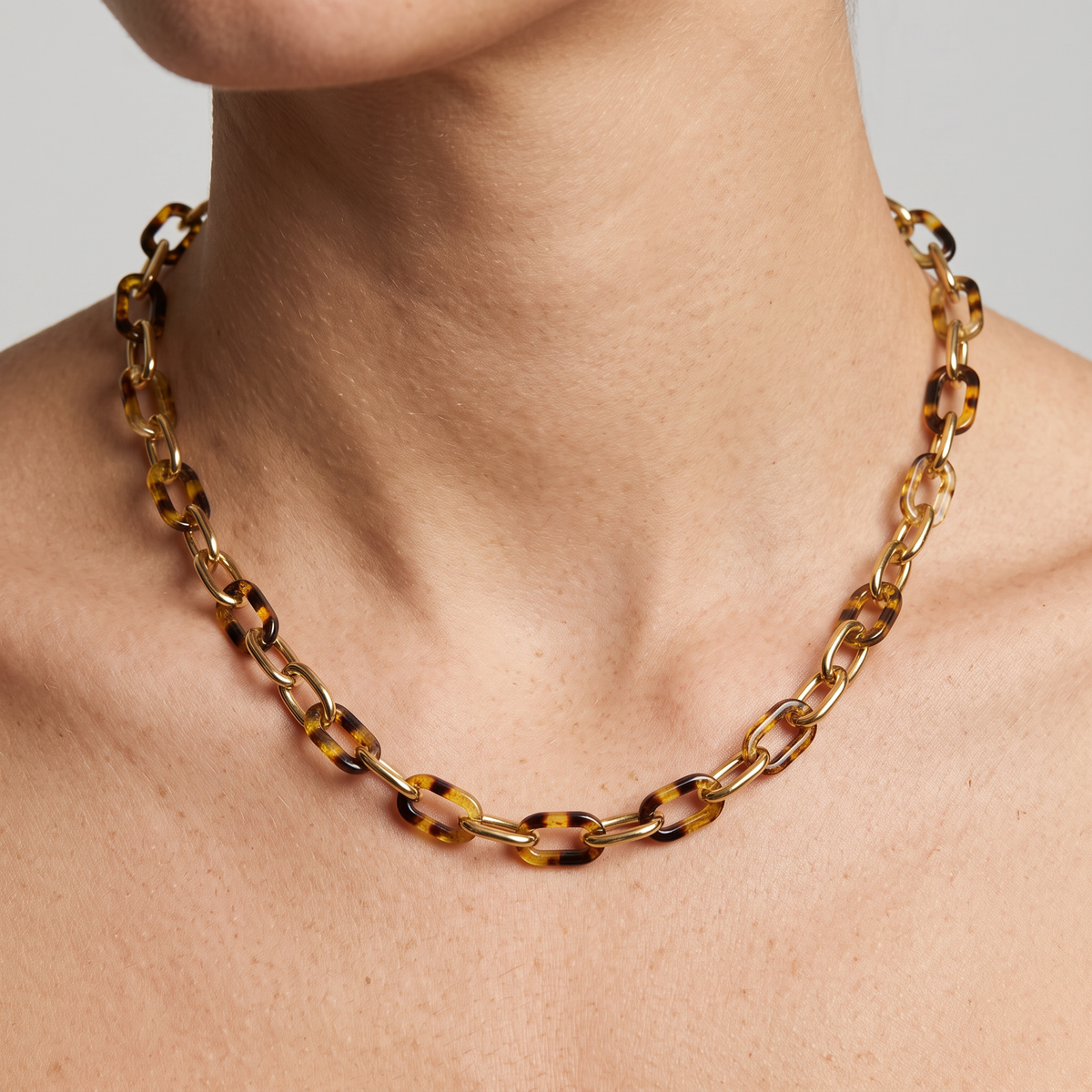Collier à maillons doré façon écaille, porté