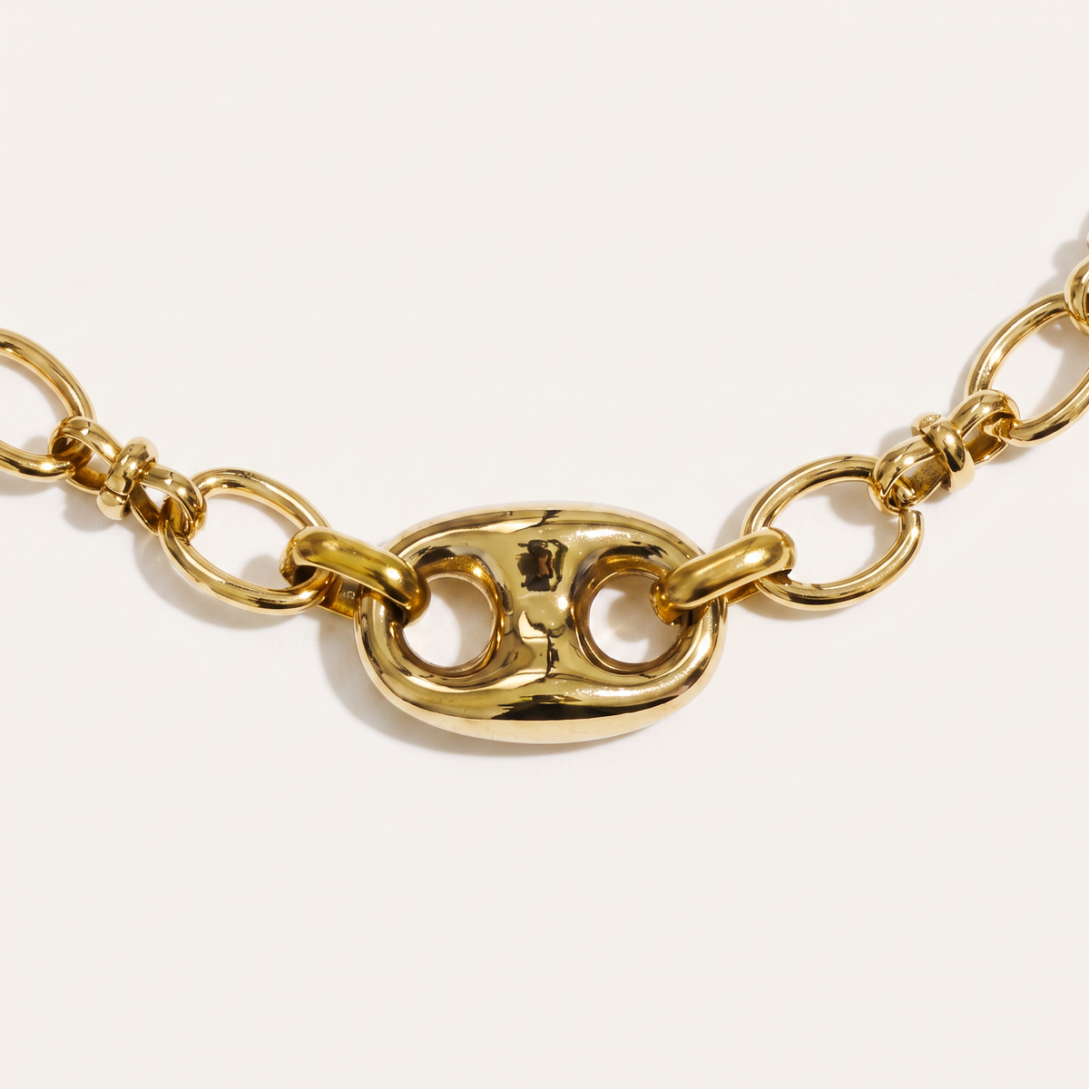 Collier chaîne doré maille grain de café, détail du motif