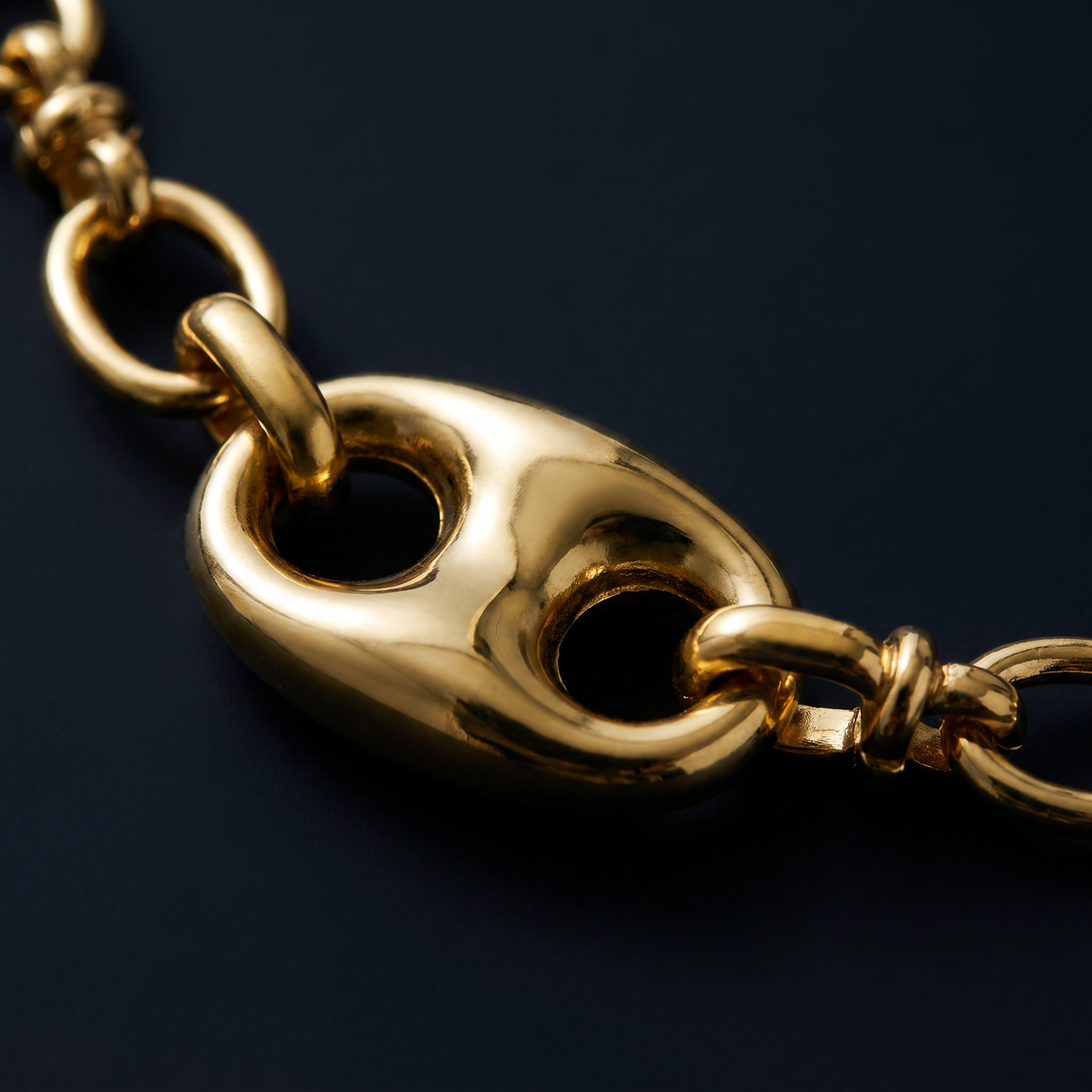 Collier chaîne doré maille grain de café, motif en gros plan