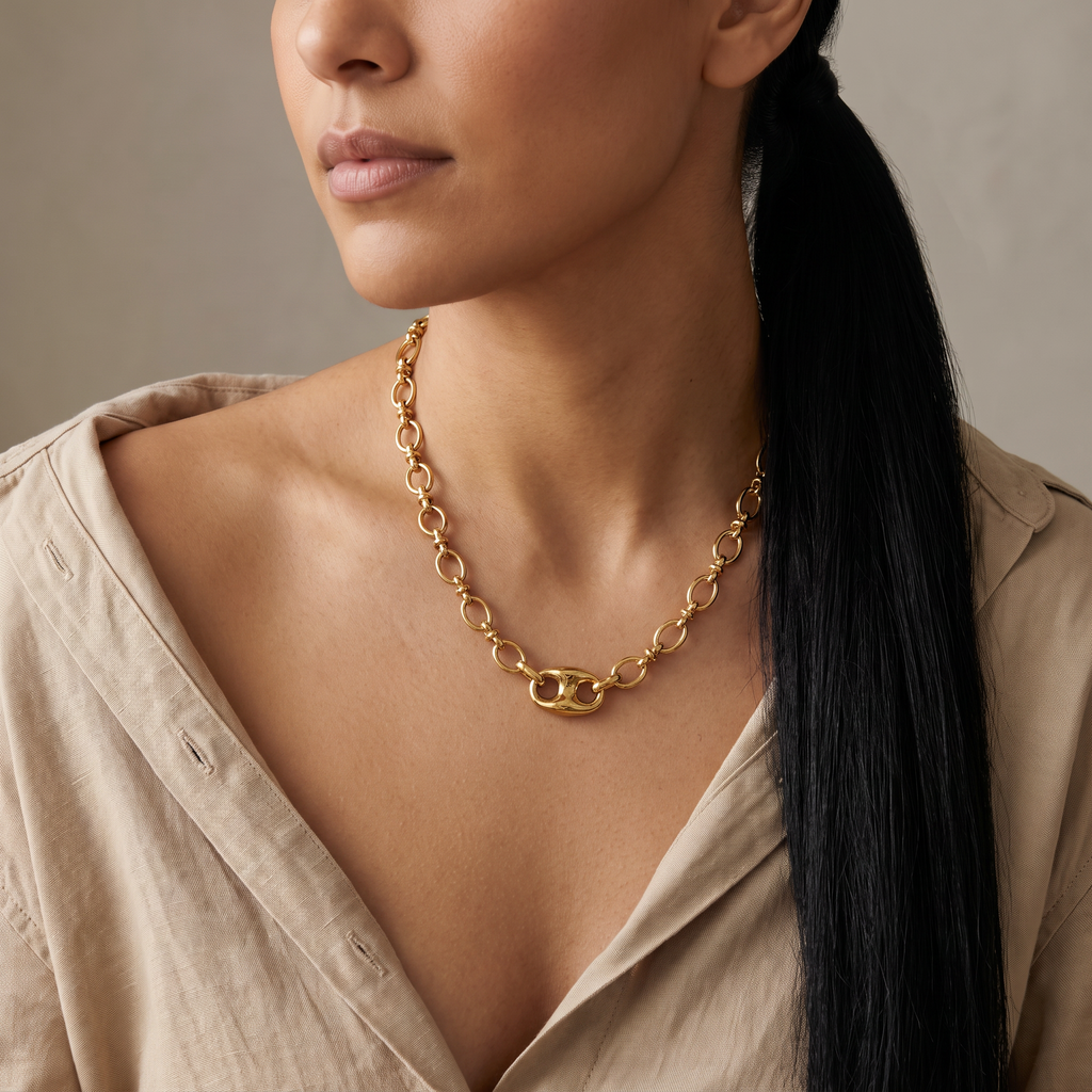 Collier chaîne doré maille grain de café, porté mi-corps