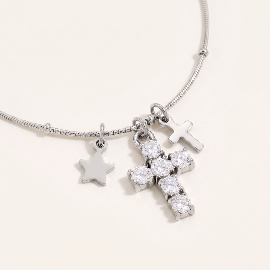 Collier croix et étoile à strass, détail du motif, argenté