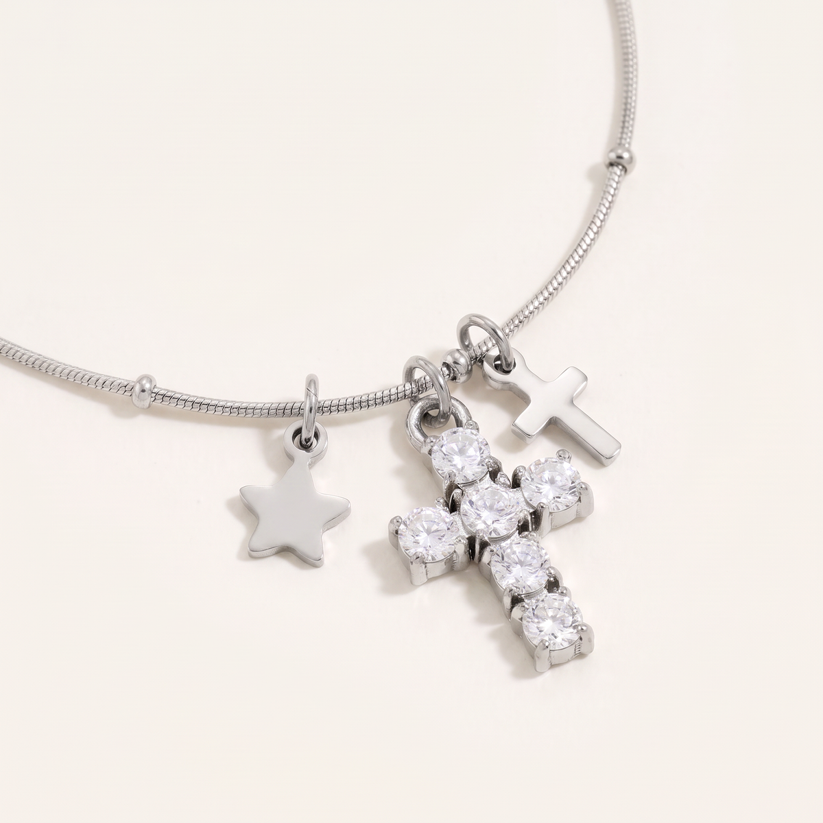Collier croix et étoile à strass, détail du motif, argenté