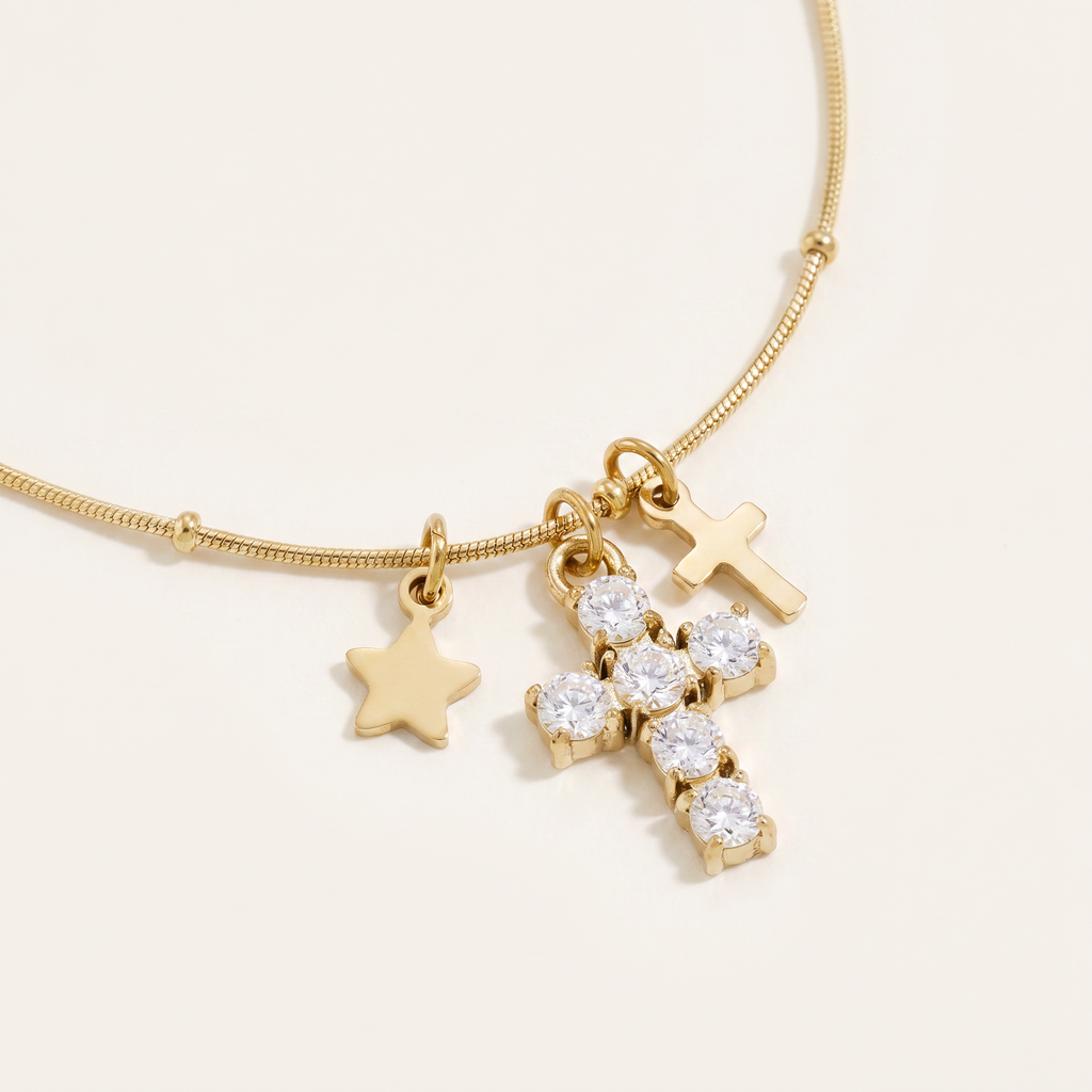 Collier croix et étoile à strass, détail du motif, doré