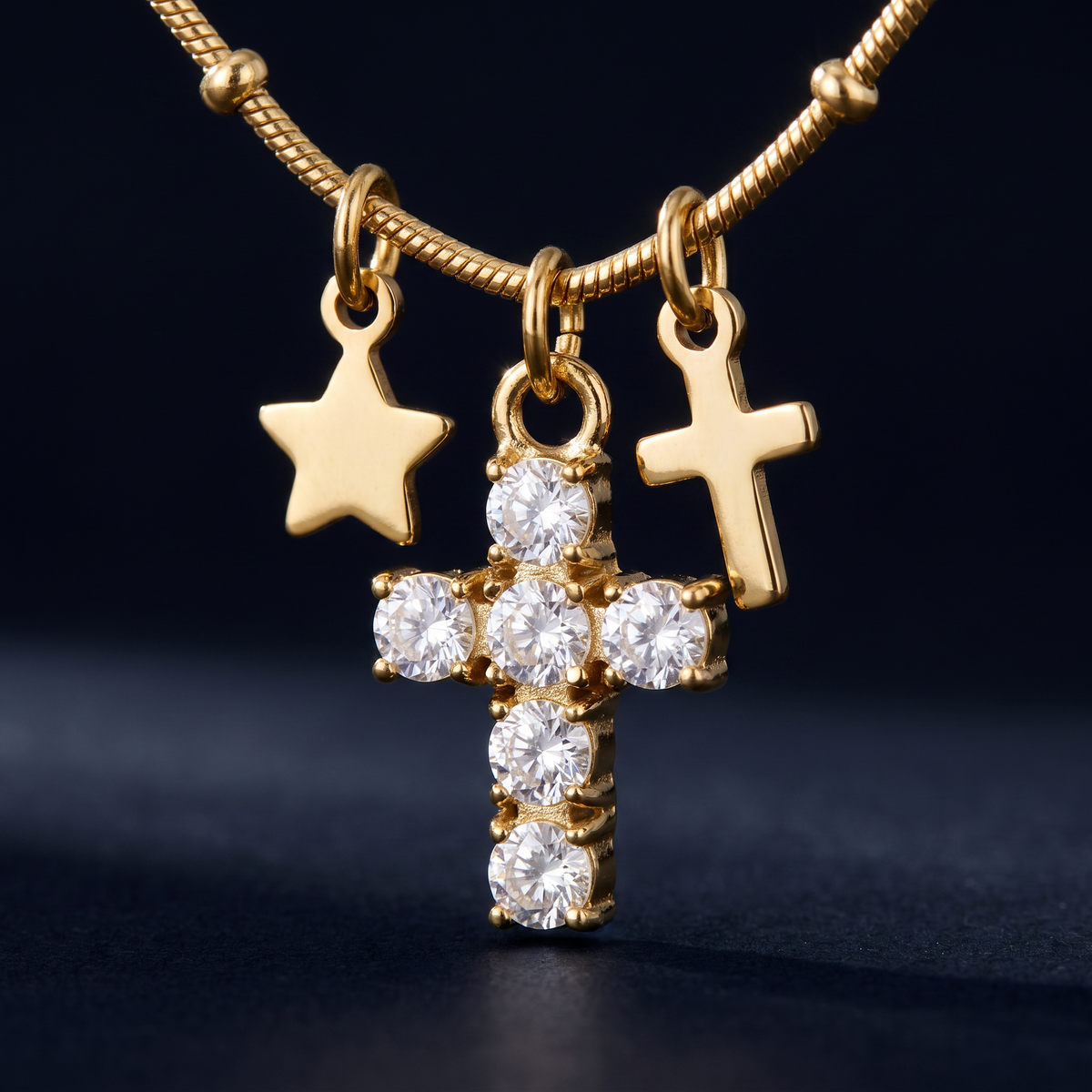 Collier croix et étoile à strass, motif en gros plan