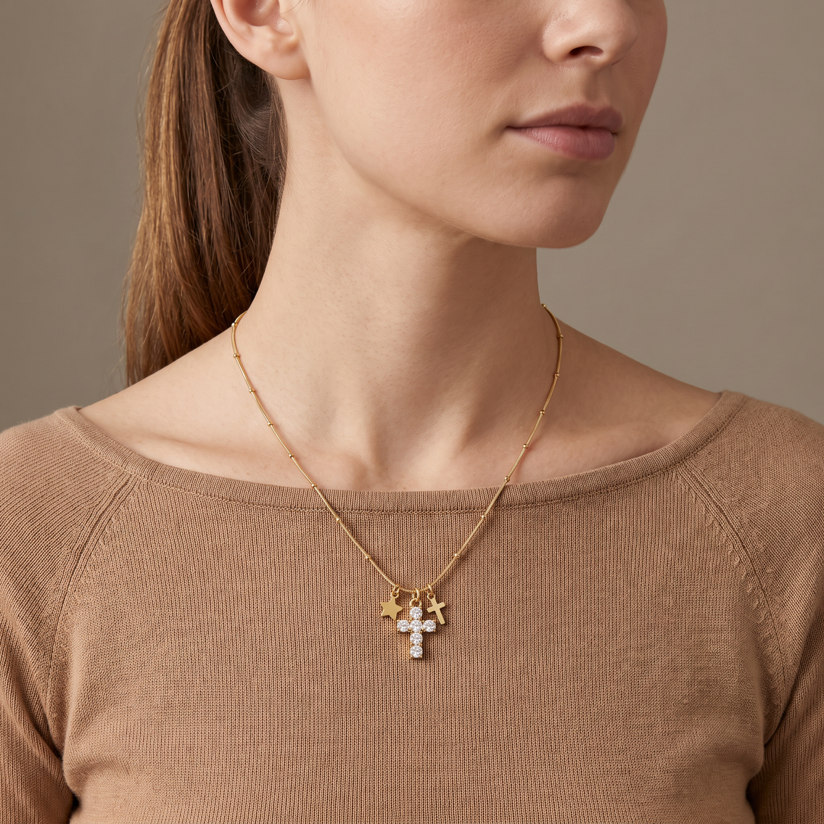 Collier croix et étoile à strass, porté mi-corps