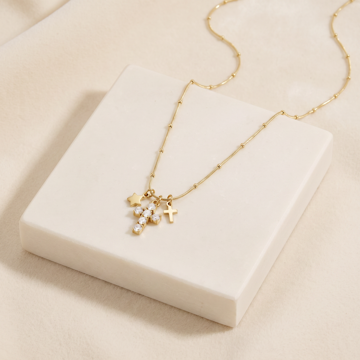 Collier croix et étoile à strass — Doré