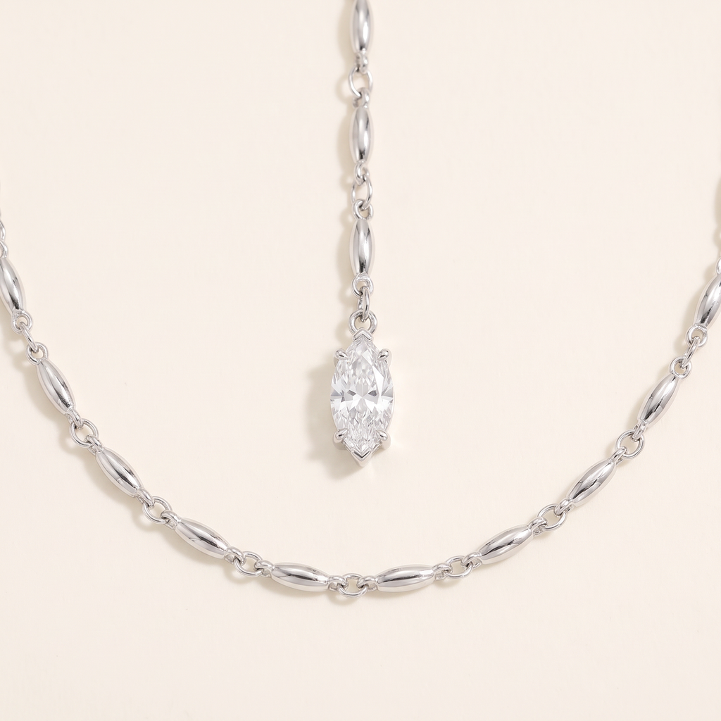 Collier pendentif à strass en Y, détail du motif, argenté
