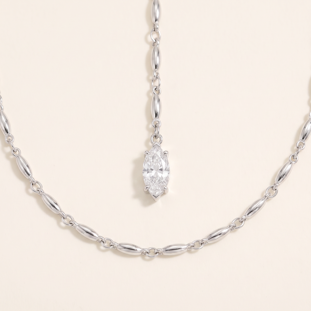 Collier pendentif à strass en Y, détail du motif, argenté
