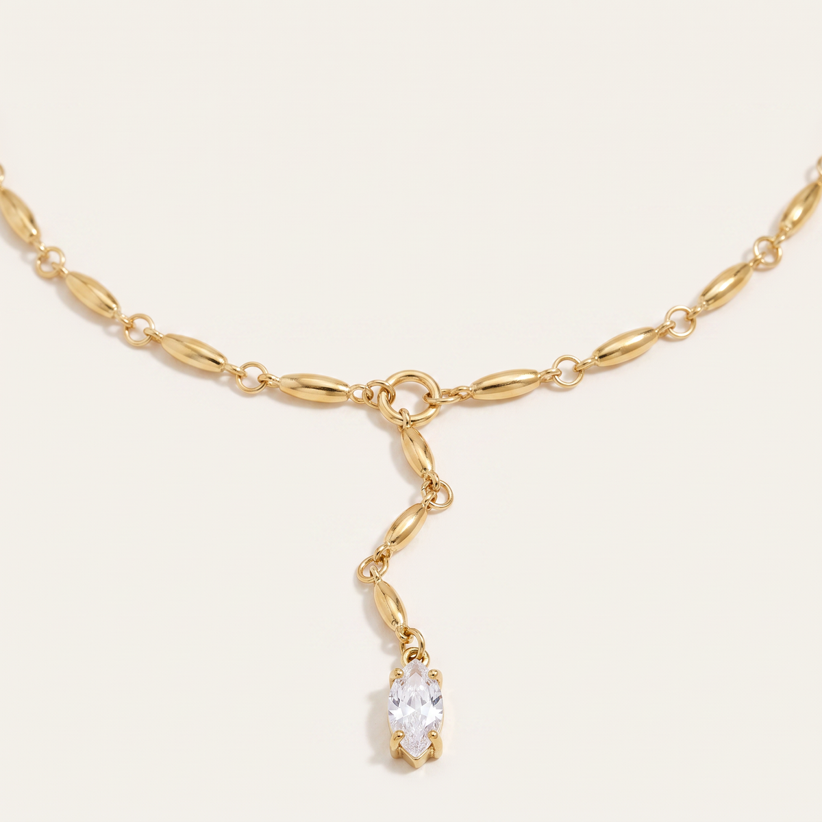 Collier pendentif à strass en Y, détail du motif, doré