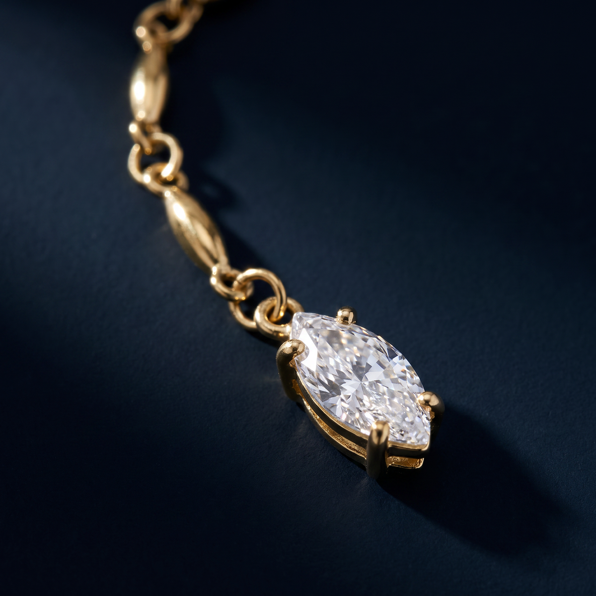 Collier pendentif à strass en Y, motif en gros plan