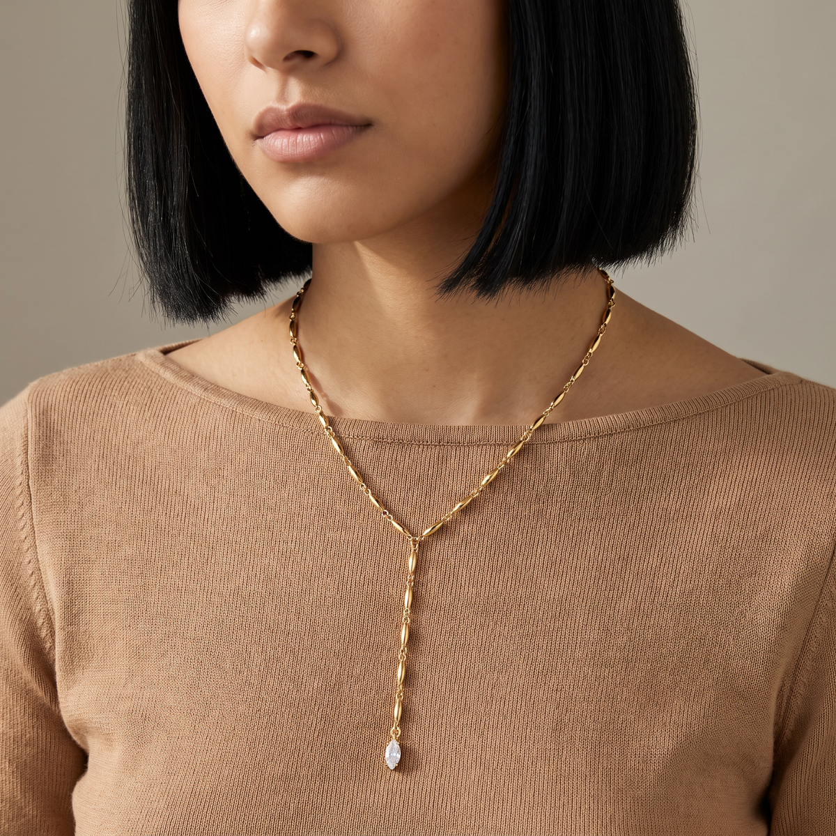 Collier pendentif à strass en Y, porté mi-corps