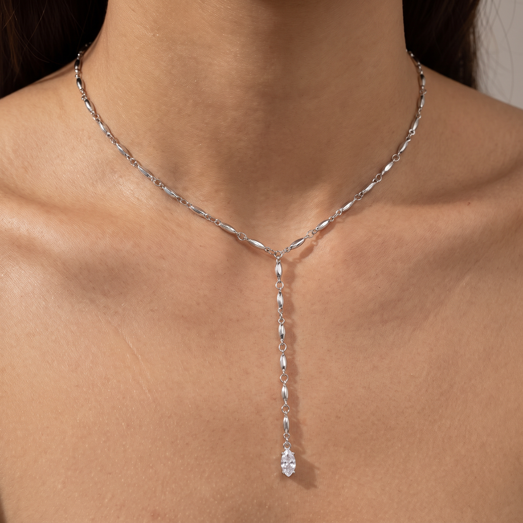 Collier pendentif à strass en Y, porté, argenté