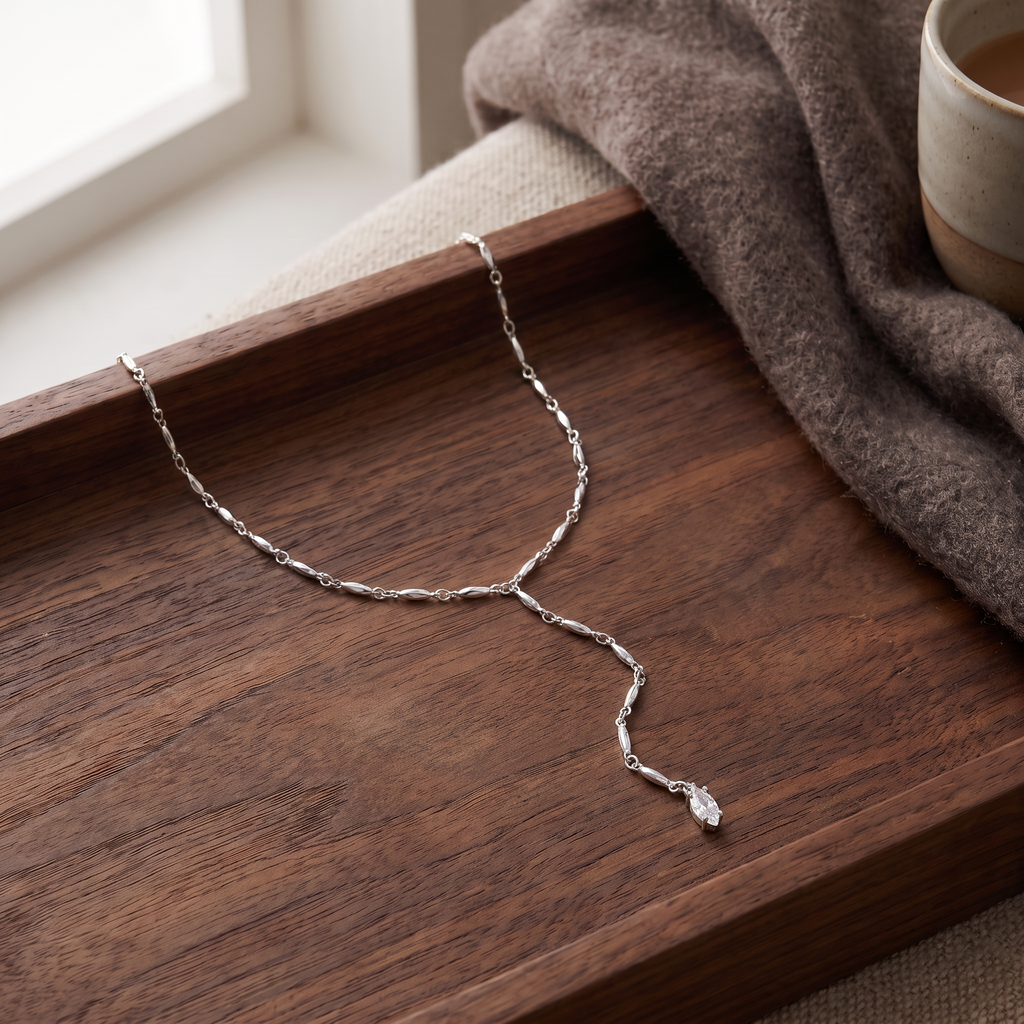 Collier pendentif à strass en Y, porté en tenue, argenté