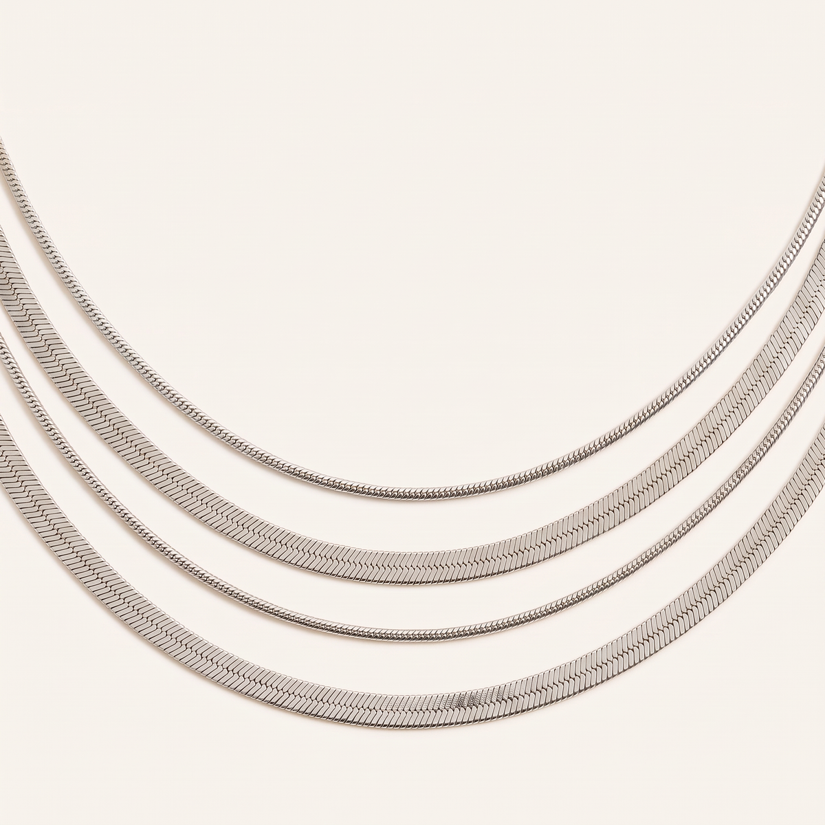 Collier serpent en multirang, détail du motif, argenté