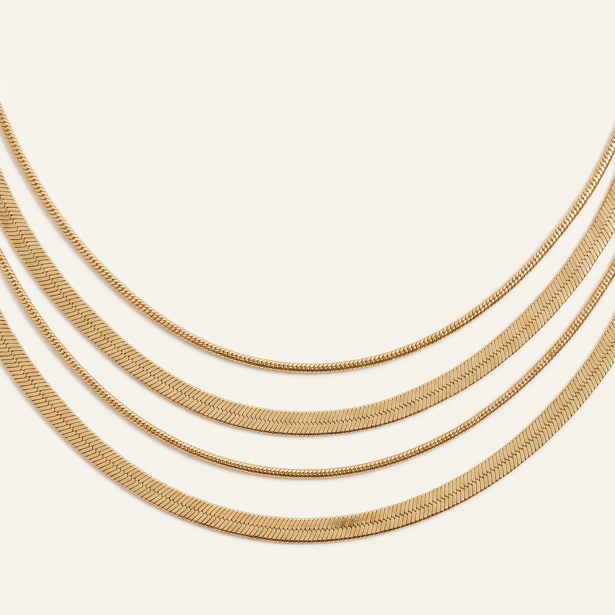 Collier serpent en multirang, détail du motif, doré