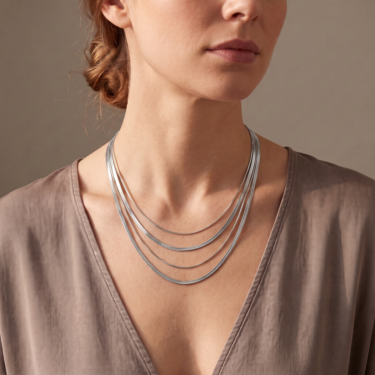 Collier serpent en multirang, porté mi-corps, argenté