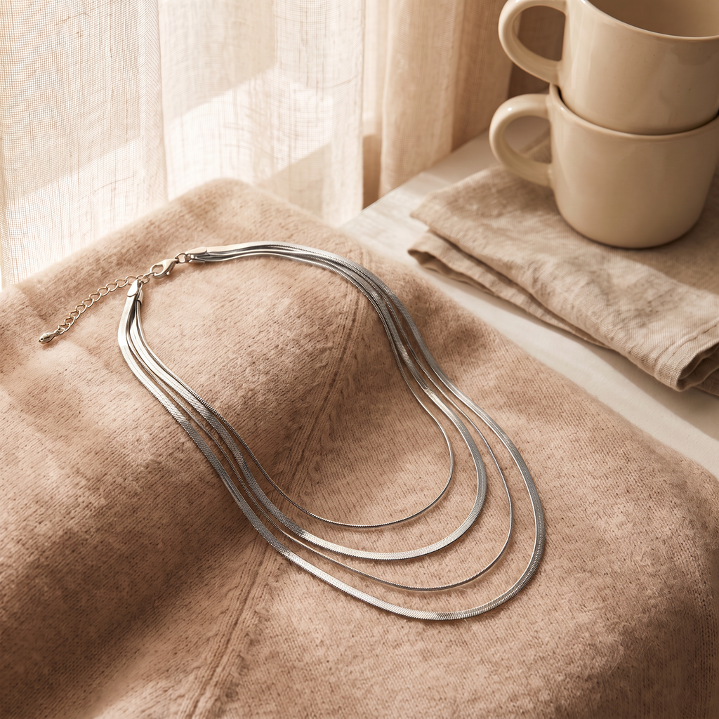 Collier serpent en multirang, porté en tenue, argenté