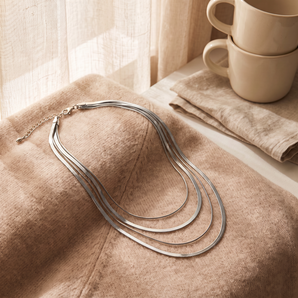 Collier serpent en multirang, porté en tenue, argenté