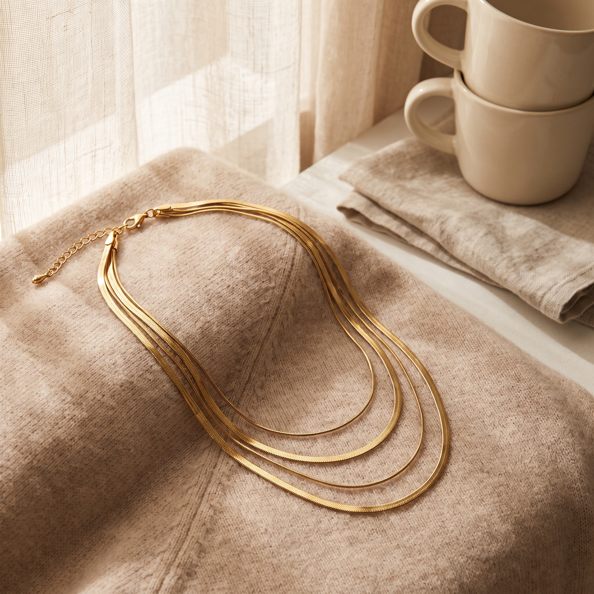 Collier serpent en multirang, porté en tenue, doré