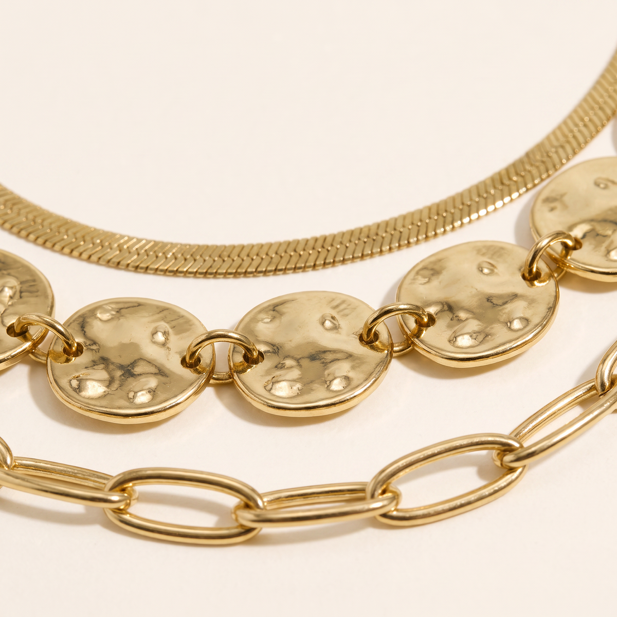 Collier doré à finition texturée triple rang, détail du motif