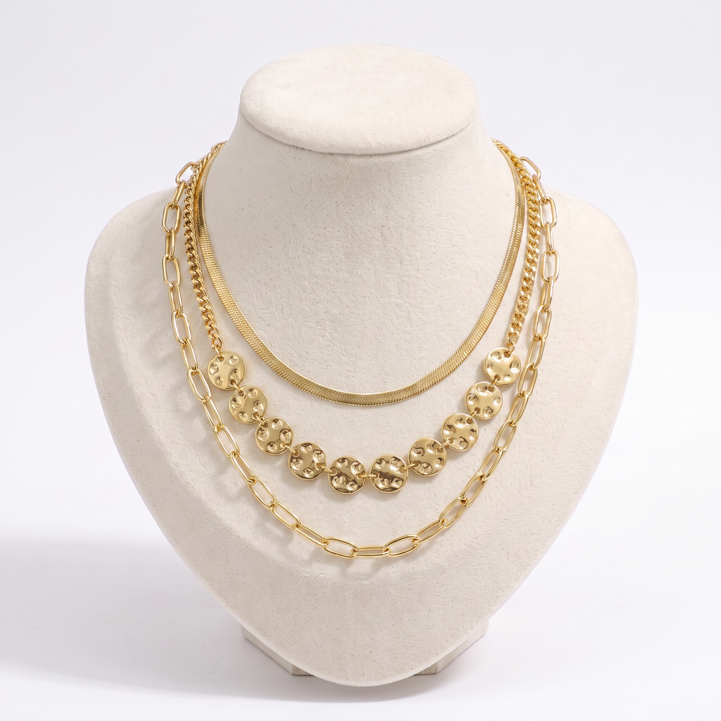 Collier doré à finition texturée triple rang, vue de face