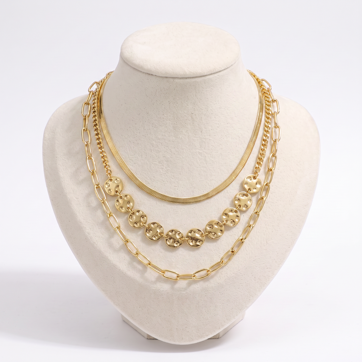 Collier doré à finition texturée triple rang, vue de face
