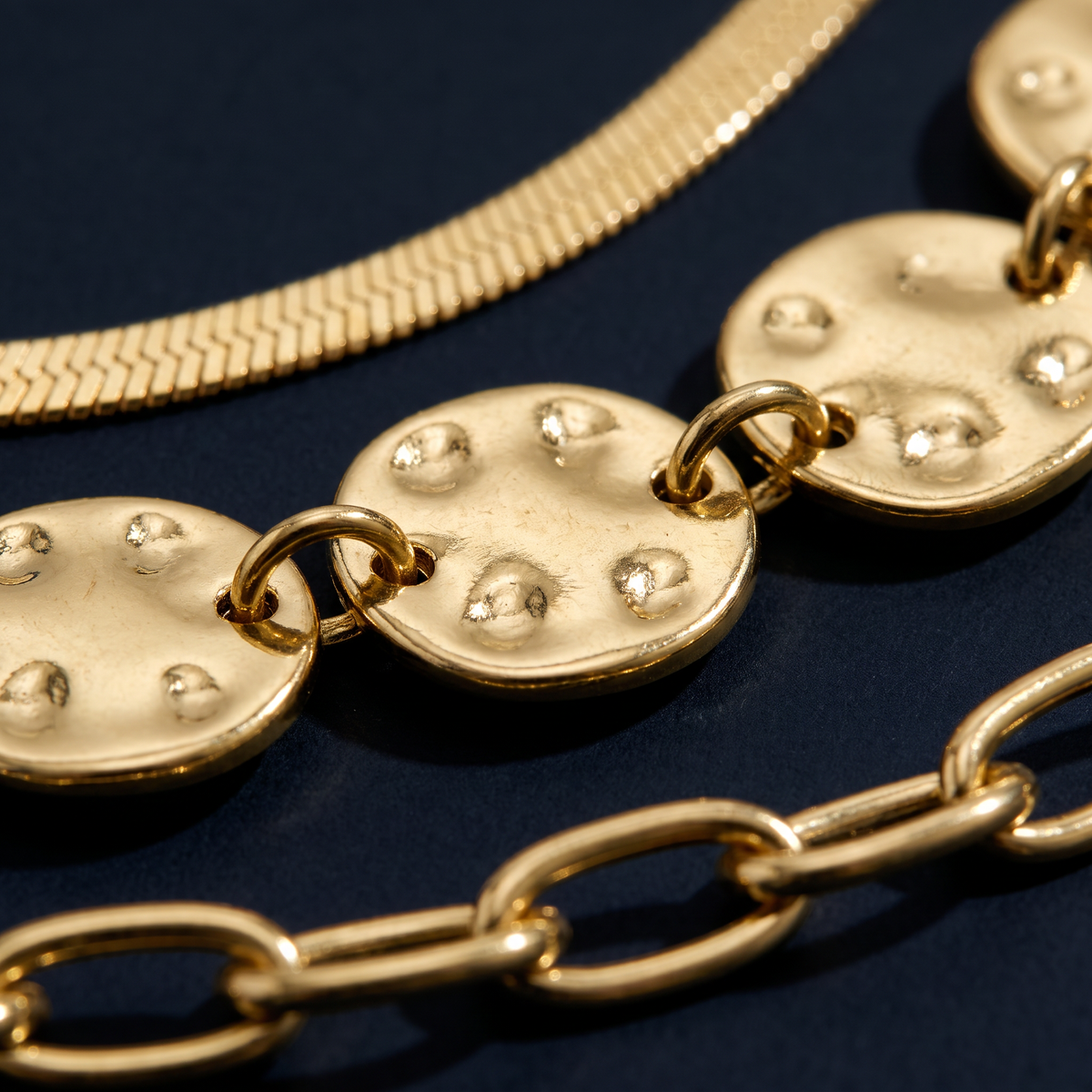 Collier doré à finition texturée triple rang, motif en gros plan