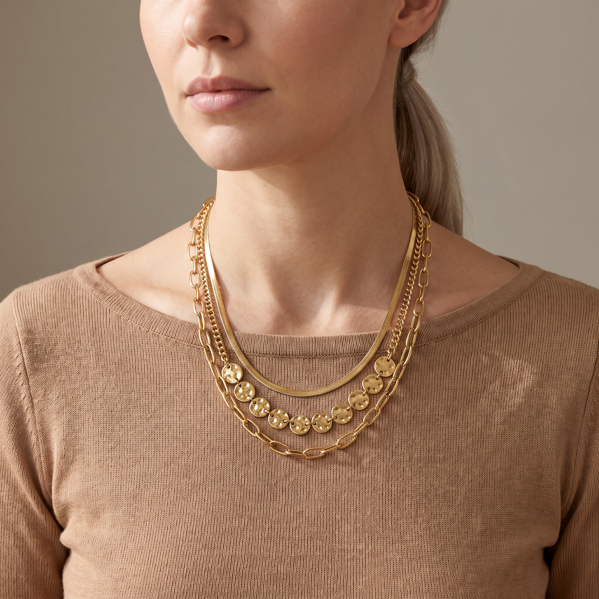 Collier doré à finition texturée triple rang, porté mi-corps