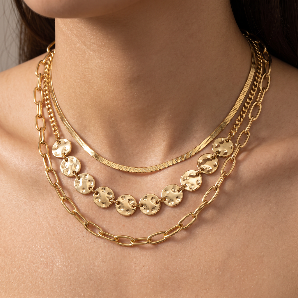 Collier doré à finition texturée triple rang, porté