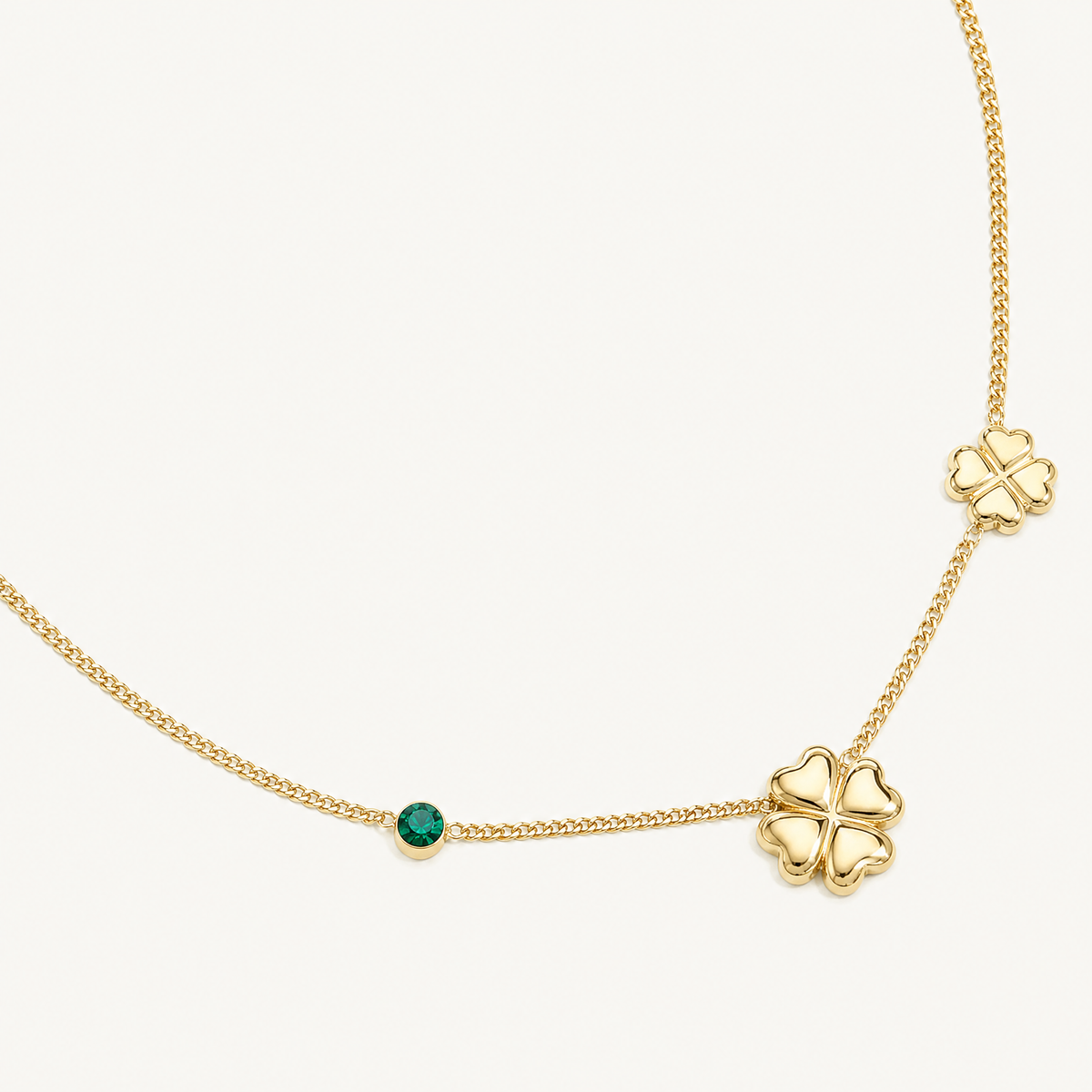 Collier trèfle à strass en couleurs, détail du motif, vert