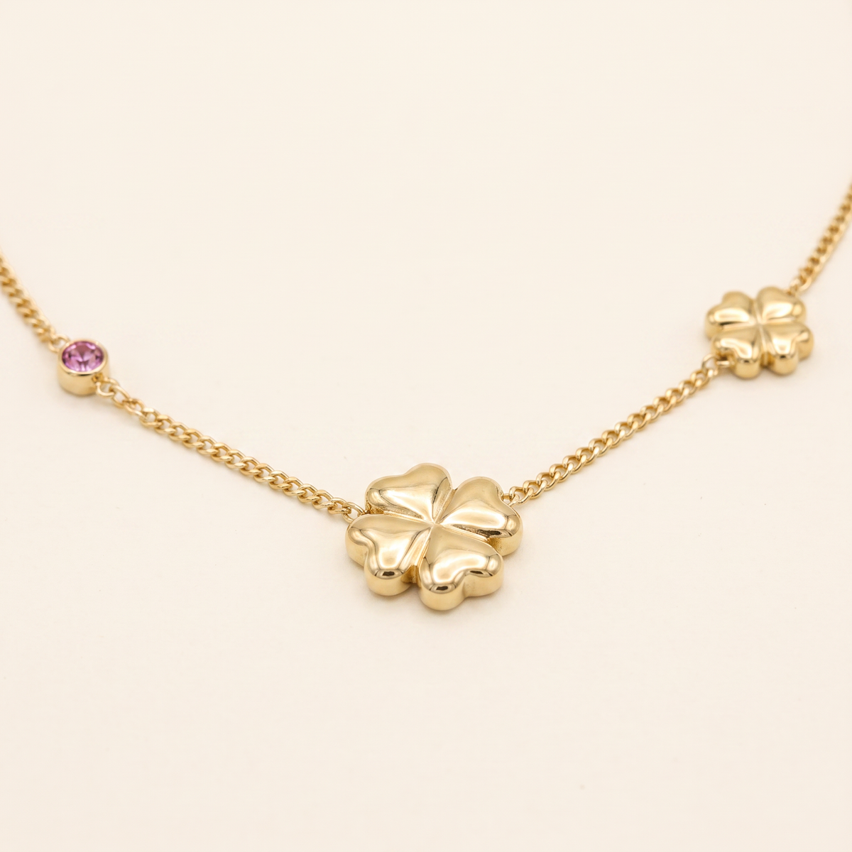 Collier trèfle à strass en couleurs, détail du motif