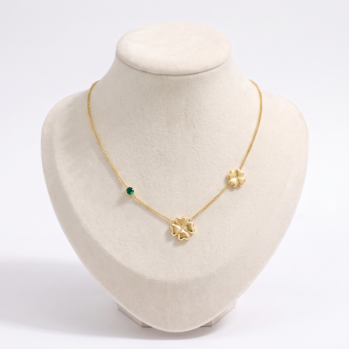 Collier trèfle à strass en couleurs, vue de face, vert