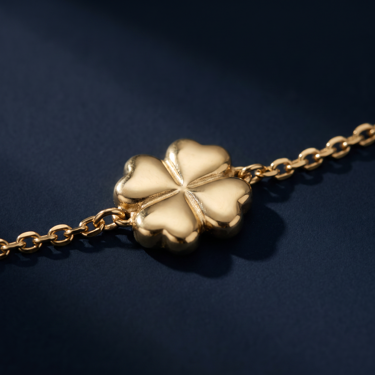 Collier trèfle à strass en couleurs, motif en gros plan