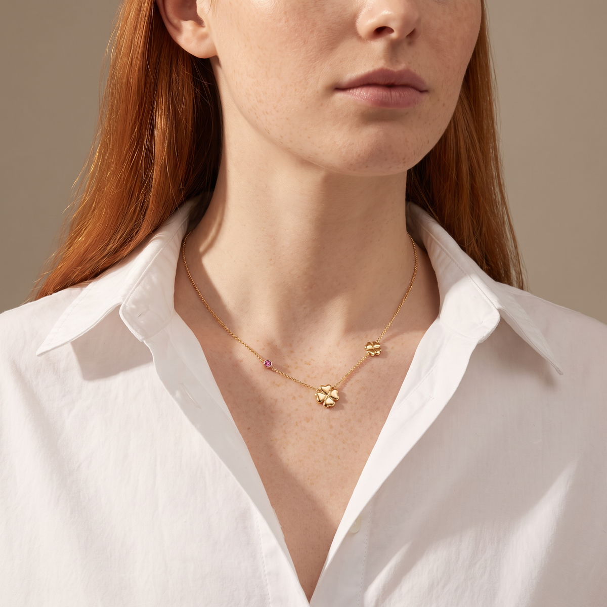 Collier trèfle à strass en couleurs, porté mi-corps