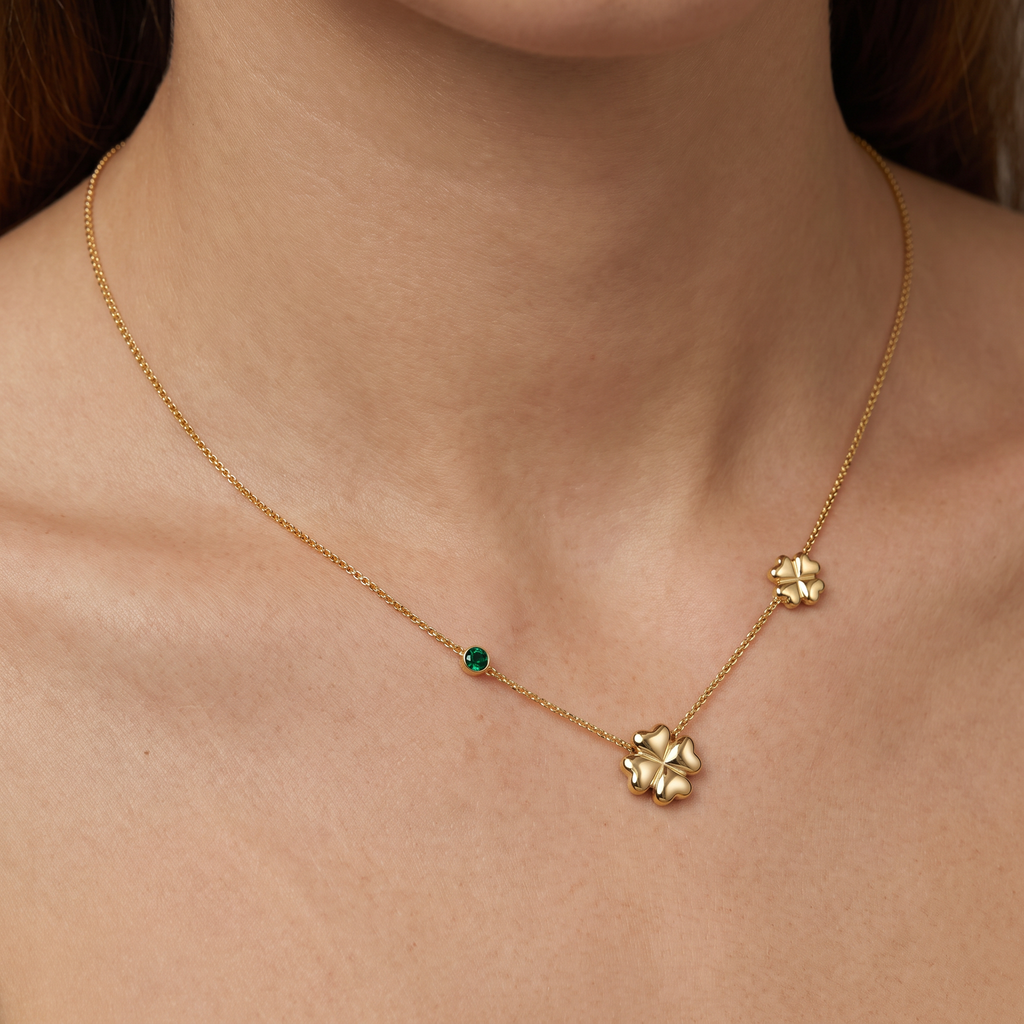 Collier trèfle à strass en couleurs, porté, vert