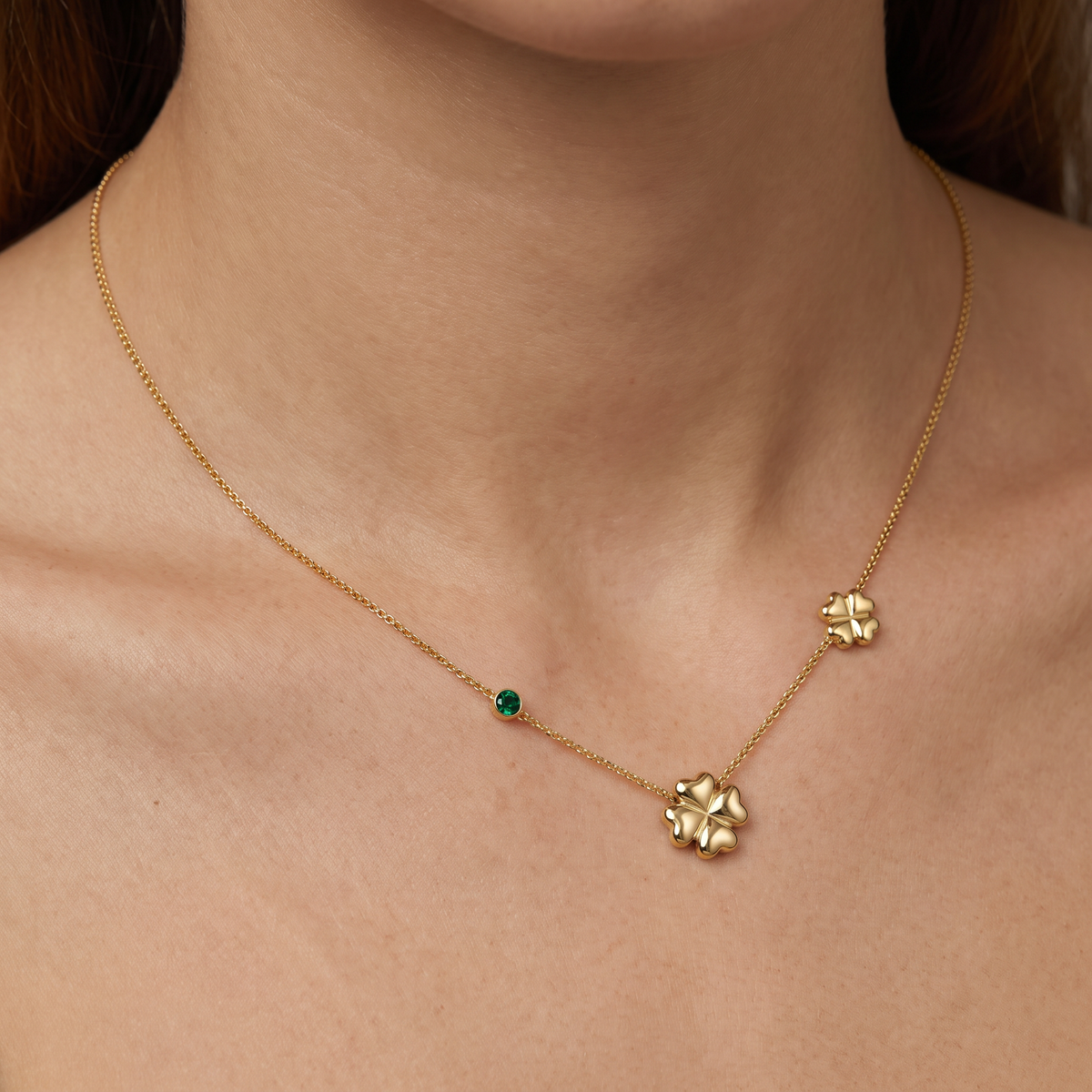 Collier trèfle à strass en couleurs, porté, vert