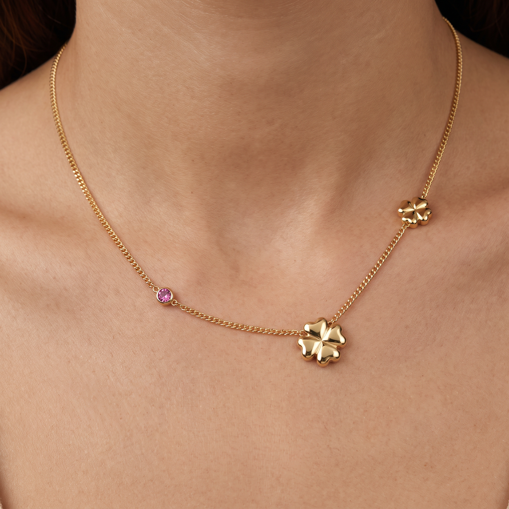 Collier trèfle à strass en couleurs, porté