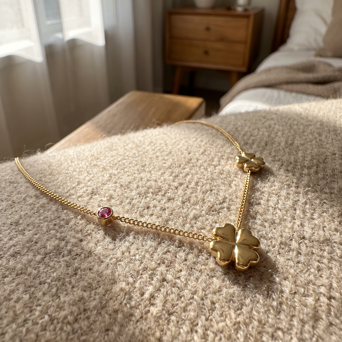 Collier trèfle à strass en couleurs, porté en tenue