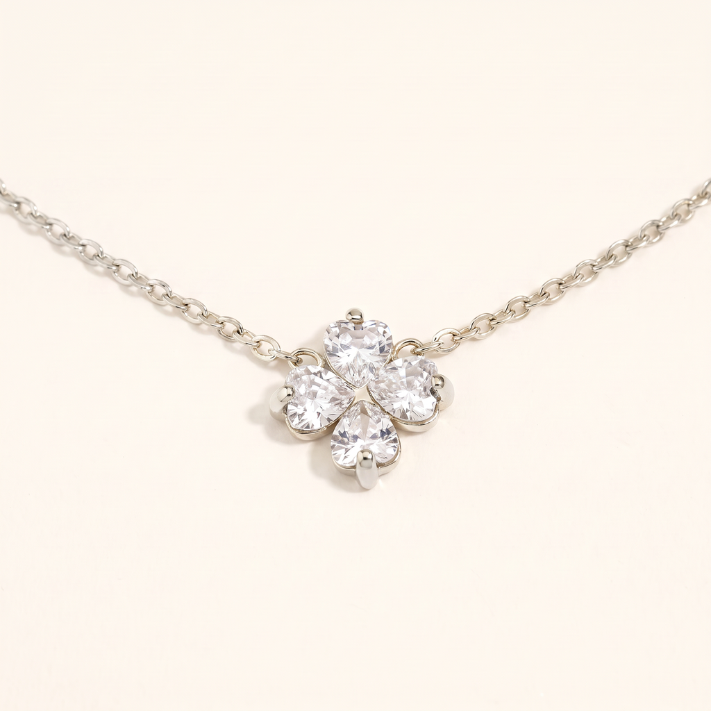 Collier trèfle 40 cm, détail du motif, argenté