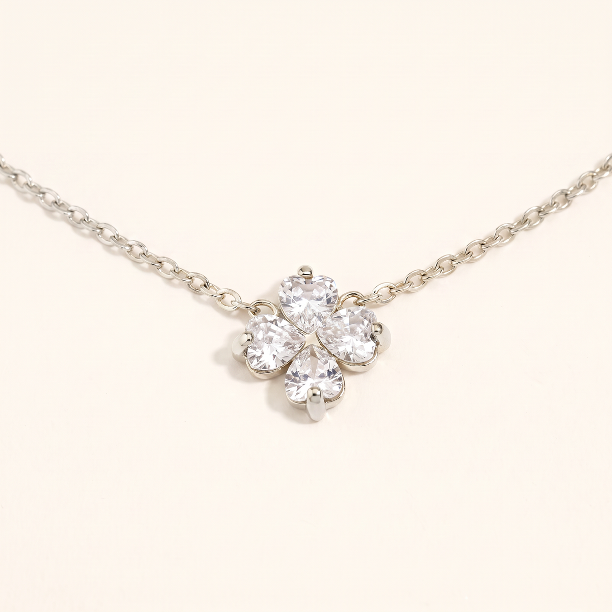 Collier trèfle 40 cm, détail du motif, argenté