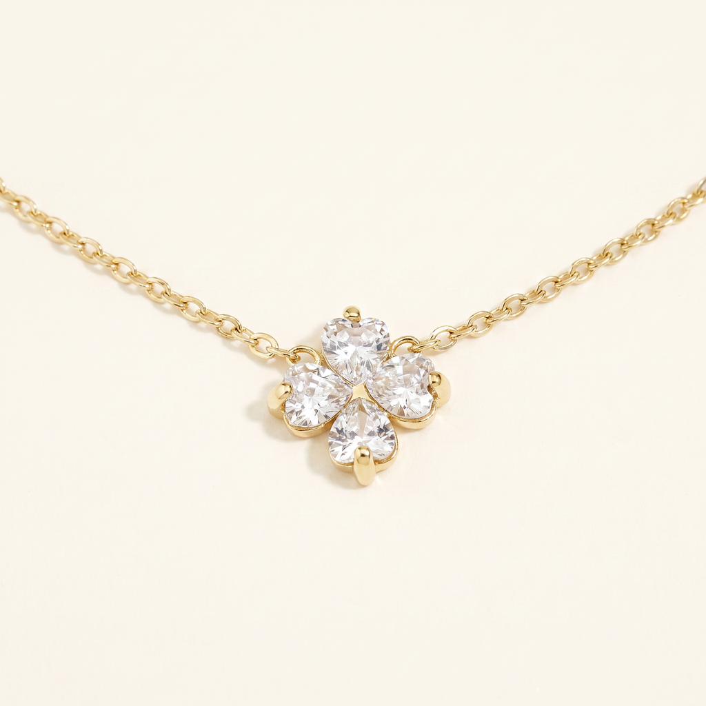 Collier trèfle 40 cm, détail du motif, doré