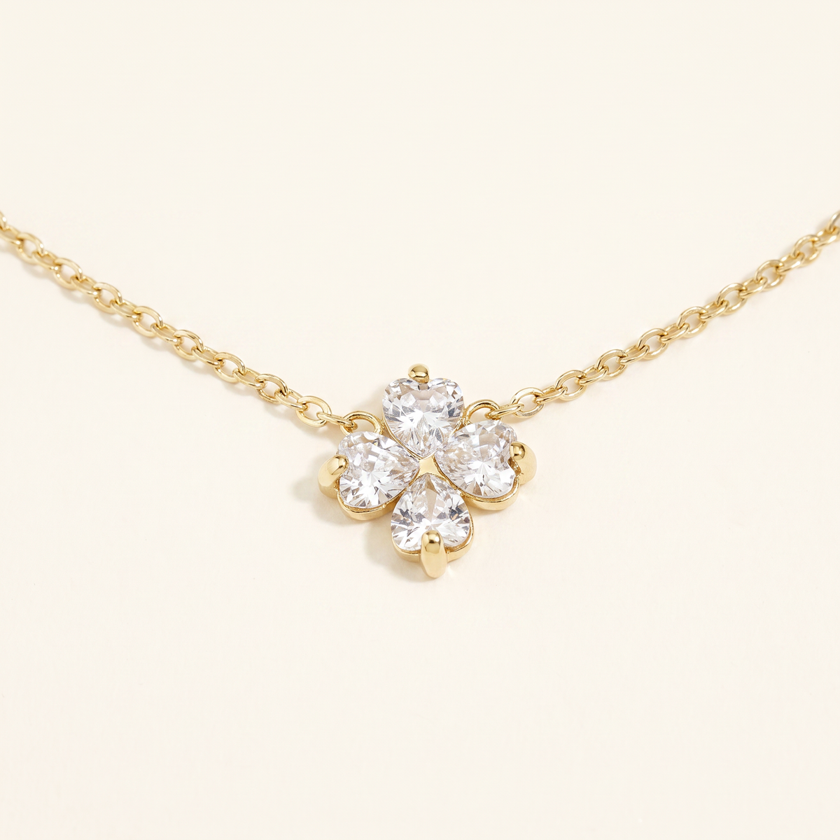 Collier trèfle 40 cm, détail du motif, doré
