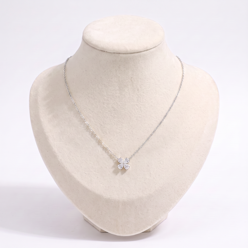 Collier trèfle 40 cm, vue de face, argenté