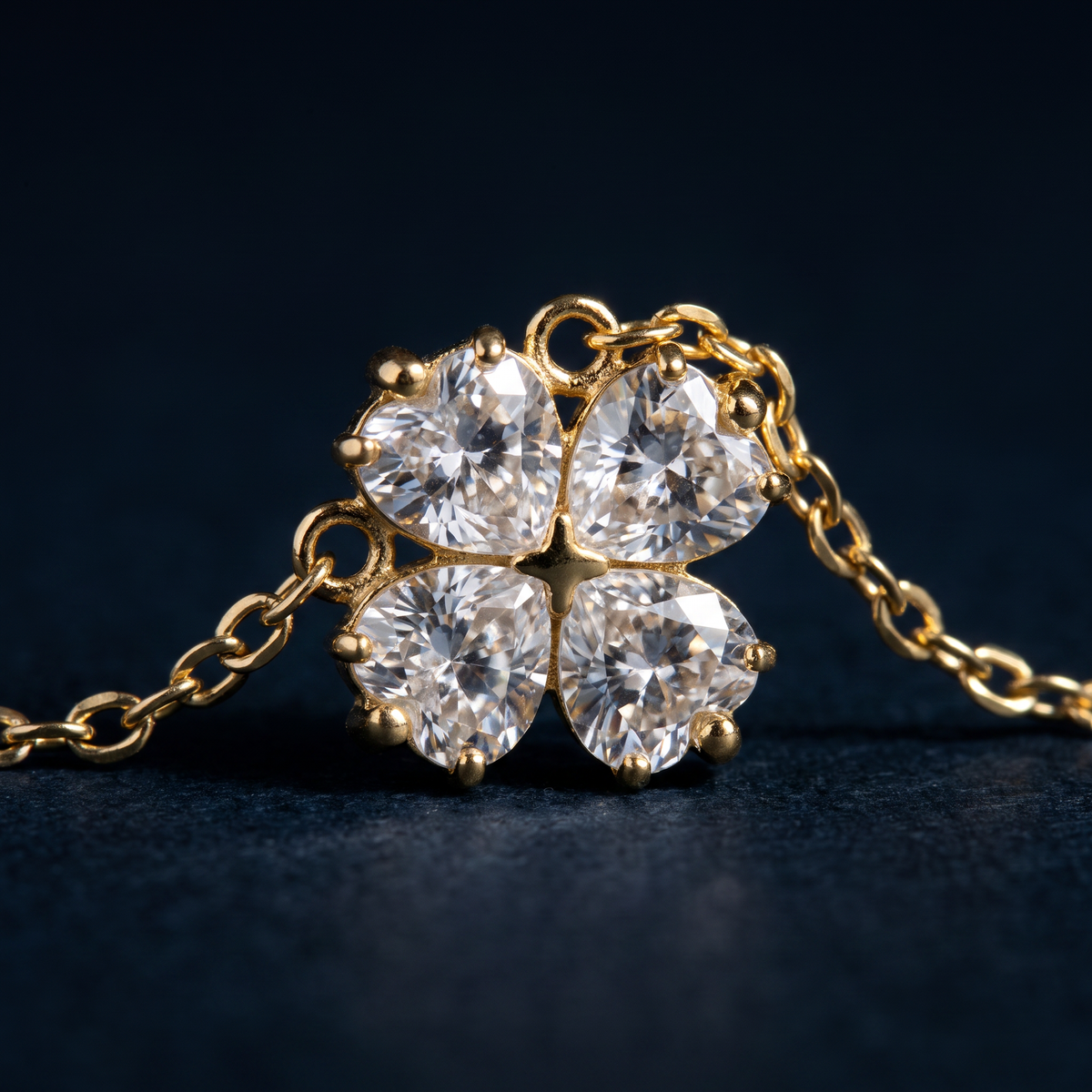 Collier trèfle 40 cm, motif en gros plan