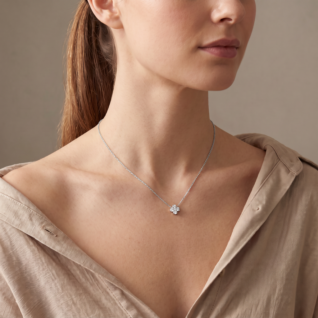 Collier trèfle 40 cm, porté mi-corps, argenté