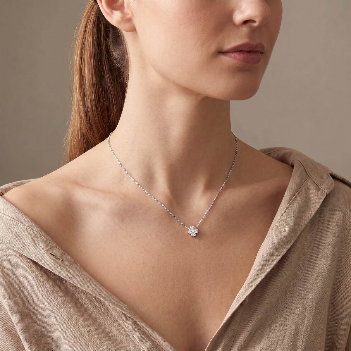 Collier trèfle 40 cm, porté mi-corps, argenté