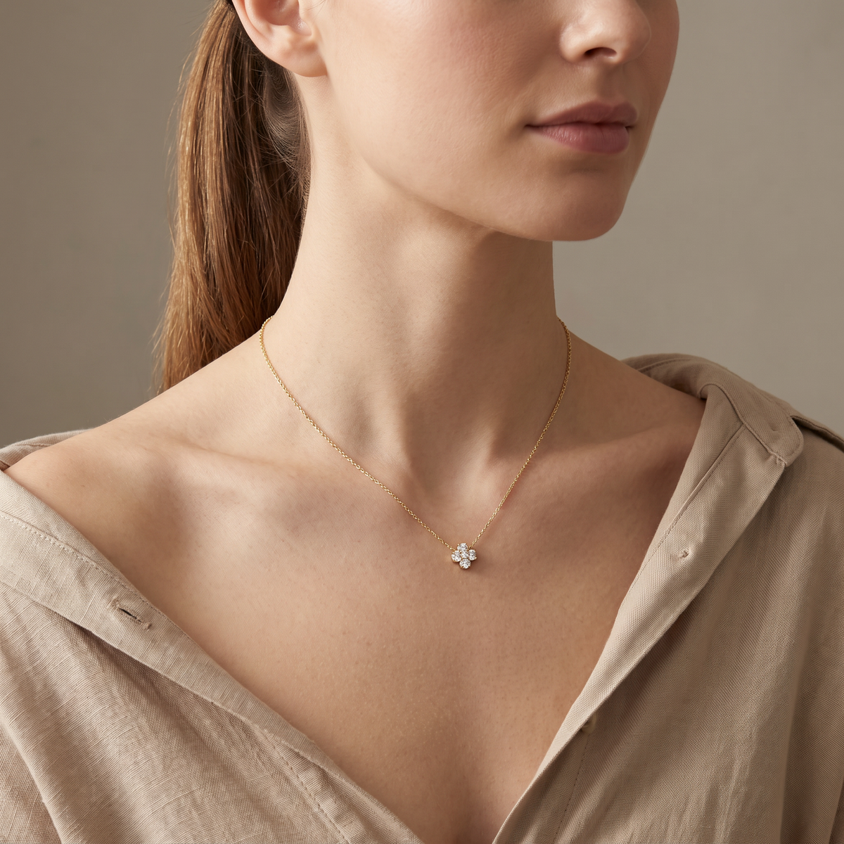 Collier trèfle 40 cm, porté mi-corps, doré