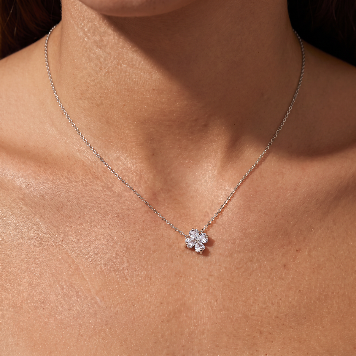 Collier trèfle 40 cm, porté, argenté
